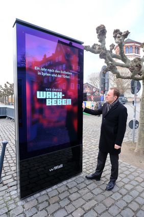 In Düsseldorf beben die digitalen Bildschirme zum Zwecke der Kampagne "Das große Wachbeben"