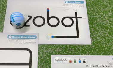 Ozobot Roboter auf Puzzelprogrammierblättern.