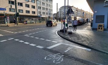 Foto von der neu eingerichteten passiven Linksabiegemöglichkeit für Radfahrende auf der Kreuzung Kölner Straße/Am Wehrhahn