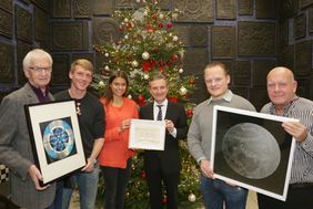 Bürgermeister Günter Karen-Jungen, Axel Bellinghausen von der Fortuna, Hockey-Nationalspielerin Selin Oruz, Oberbürgermeister Thomas Geisel,  DEG-Legende Daniel Kreutzer und der Vorsitzende des Vereins der Düsseldorfer Künstler, Michael Kortländer