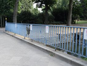 Die Instandsetzung der Straßenbrücke Jacobistraße über die nördliche Düssel wurde planmäßig Mitte Juli gestartet. Bis Ende September werden Geländer, Beton, Abdichtung und Fahrbahnbelag erneuert. Foto: Landeshauptstadt Düsseldorf/Amt für Verkeh