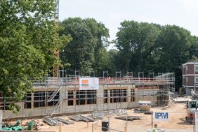Der Schulneubau an der Gesamtschule Stettiner Straße mit Fachräumen für Naturwissenschaften wächst. Foto: Uwe Schaffmeister