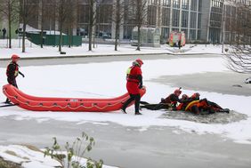 Mit einem speziellen Schlauchboot eilen zwei Feuerwehrleute zu Hilfe, um ihren Kollegen zu retten. Foto: Ingo Lammert