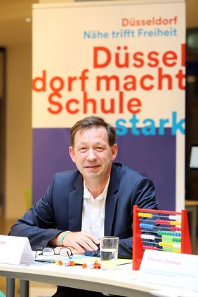 Stadtdirektor Burkhard Hintzsche informierte über Einschulungszahlen und Neuerungen zum Schuljahr 2019/2020 in Düsseldorf; Foto: Lammert