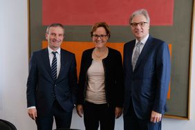 Oberbürgermeister Thomas Geisel (l.) mit Kulturdezernent Hans-Georg Lohe (r.) und der Musikschulleiterin Dr. Doris Bischler. Foto: Gstettenbauer