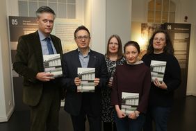(V. l.) Dr. Bastian Fleermann, Michael Rubinstein, Geschäftsführer des Landesverbandes, Henrike Tetz, Vorstand des Förderkreises der Mahn- und Gedenkstätte, Dr. Inna Goudz, Referentin für Kultur und Projekte des Landesverbandes, und Hildegard Jakobs