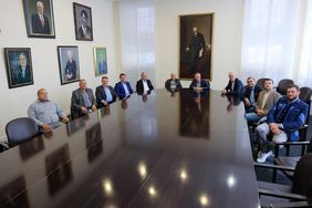 OB Geisel empfing eine Delegation des Verbandes der Düsseldorfer Schausteller im Rathaus. Neben dem Blick zurück auf die Zeit des Sommers, sprach der OB mit den Schaustellern über die Perspektiven im Winter; Foto: Gstettenbauer
