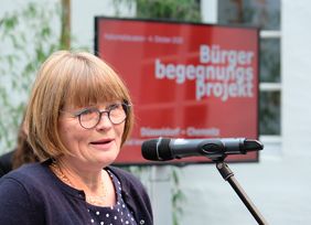 Bürgermeisterin Klaudia Zepuntke begrüßte die Gäste und Teilnehmer*innen der Podiumsdiskussion im Maxhaus.