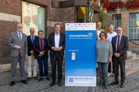 Prof. Dr. Dr. Frank Schneider (Vorstandsvorsitzender und Ärztlicher Direktor, Uniklinik Düsseldorf, l.) und Oberbürgermeister Dr. Stephan Keller (Schirmherr der Kampagne, 4.v.l.) stellten die Kampagne gemeinsam mit den Unterstützern vor. Foto: UKD