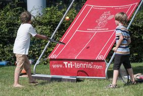 Das Olympic Adventure Camp (OAC) mit vielen kostenfreien Sportangeboten, wie hier im Bild TriTennis, findet wieder vom 10. bis 17. August statt und feiert in diesem Jahr einen runden Geburtstag.