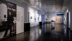 Blick in die Ausstellung "Entrechtet und beraubt. Der Kunsthändler Max Stern" im Stadtmuseum Düsseldorf