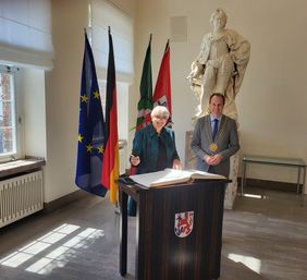 Claudia Roth, Staatsministerin für Kultur und Medien, beim Eintrag in das Goldene Buch der Landeshauptstadt Düsseldorf, rechts: Oberbürgermeister Dr. Stephan Keller. Foto: Landeshauptstadt Düsseldorf
