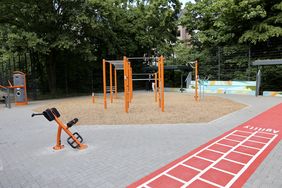 Der rund 1.200 Quadratmeter große Bereich wurde umfassend neugestaltet und in verschiedene Zonen gegliedert. Neben dem bestehenden Bolzplatz, der saniert wurde, entstand ein moderner Fitnessbereich mit kleiner Tribüne und Unterstand.
