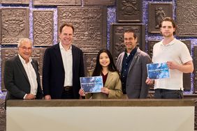 Junge Menschen kamen zur Jugendkonferenz "Youth Policy & Innovation Forum for Ocean Action" zusammen: OB Dr. Stephan Keller mit Petros Michelidakis (l.), Messe Boot, Le Minh Chau Truong, Vertreterin im World Ocean Day Youth Advisory Council, Frank Schweikert (2.v.r.), Deutsche Meeresstiftung, und Felix Merscheim (r.), Metro AG, Foto: Lander
