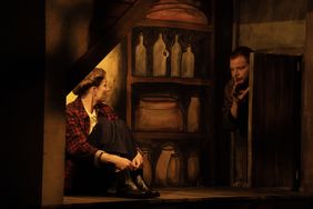 Natalie Hanslik als Mimi und Leon Wieferich als Herbert im Theaterstück "Blinde Kuh mit dem Tod" am Theater Chemnitz im Spinnbau. © Franziska Kurz