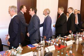 OB Dr. Stephan Keller begrüßt die Teilnehmenden des im Anschluss an den offiziellen Empfang stattfindenden Wirtschafts-Roundtables, zu dem die Landeshauptstadt gemeinsam mit der IHK Düsseldorf und der Stadt Chongqing eingeladen hatte; Foto: David Young