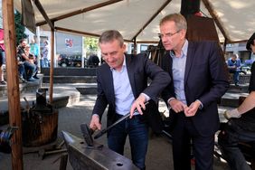 Rundgang beim "Tag des Handwerks": Oberbürgermeister Thomas Geisel (l.) schmiedet mit Andreas Ehlert, Präsident der Handwerkskammer Düsseldorf, bei den Metallbauern das Eisen; Foto: Gstettenbauer