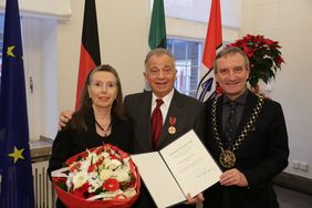 Der mit der Bundesverdienstmedaille ausgezeichnete Enrico de Angelis mit seiner Frau Erika und Oberbürgermeister Thomas Geisel beim Empfang im Rathaus. Foto: Ingo Lammert