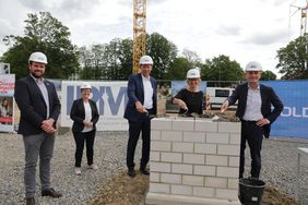 OB Thomas Geisel (v.r.) legte zusammen mit Rita Becker, Leiterin des Cecilien-Gymnasiums, Stadtdirektor Burkhard Hintzsche, Dagmar Wandt, Leiterin des Schulverwaltungsamtes, und Michael Köhler (IPM) den Grundstein. Foto: Ingo Lammert