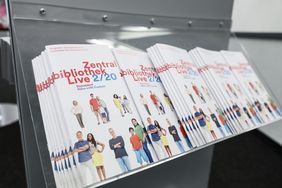 Passend zur Wiederaufnahme der Veranstaltungen gibt es nun auch einen neuen Flyer, der quartalsweise einen Überblick über alle Veranstaltungen bietet, die in der Zentralbibliothek stattfinden; Foto: Melanie Zanin