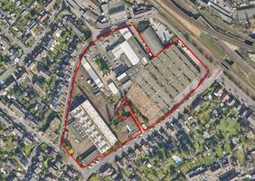 Ein Luftbild des Geländes Dillenburger Weg - Waagenstraße in Düsseldorf Eller, der Umring zeigt das Plangebiet. Das Luftbild ist von der Stadt Düsseldorf