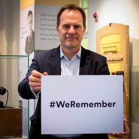 Auch Oberbürgermeister Dr. Stephan Keller nimmt an der Online-Gedenkaktion "#WeRemember" teil; Foto: Astrid Hirsch-von Borries 