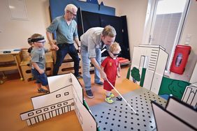 Kinder können nach der spielerischen Auseinandersetzung mit dem Blindenparcours als Botschafter agieren und ihre Eltern und Großeltern auf die Bedeutung von taktilen Leitlinien hinweisen. Foto: Young