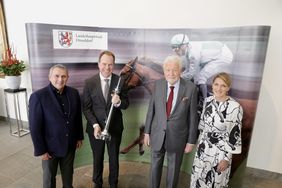 Präsentieren die Sieger-Trophäe, den "Rheinturm" (v.l.): Klaus Allofs, Vize-Präsident des Düsseldorfer Reiter- und Rennvereins, Oberbürgermeister Dr. Stephan Keller, Präsident Peter M. Endres und Geschäftsführerin Andrea Höngesberg; Foto: Lammert