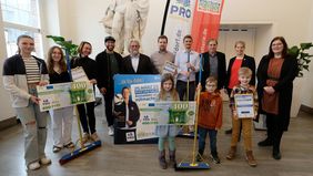 Die Gewinner der drei Goldenen Besen gemeinsam mit dem Beigeordneten Jochen Krahl, Joachim Umbach von Pro Düsseldorf und Katja Diemer, Head of Charities der Deutschen Postcode Lotterie; Fotos: Meyer