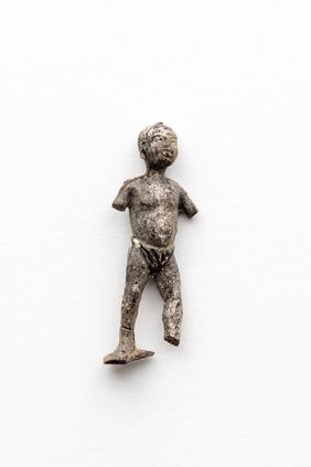 Exponat der Ausstellung "Zeit im Fluss. Müllgeschichte(n) aus dem Rhein": Jungenfigur aus Wundertüte, 1960er. Foto: Claudia Zurlo