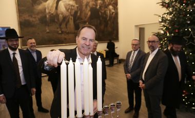 Oberbürgermeister Dr. Stephan Keller beim Kerzenzünden im Rathaus anlässlich des jüdischen Lichterfestes Chanukka, Foto: Ingo Lammert.