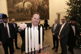 Oberbürgermeister Dr. Stephan Keller beim Kerzenzünden im Rathaus anlässlich des jüdischen Lichterfestes Chanukka, Foto: Ingo Lammert.