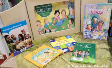 Kamishibai Bilderbuchtheater aus Holz mit Kinderbilderbüchern zum Thema Ramadan
