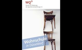 Foto mit gestapelten Stühlen: Wohnschule