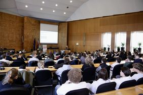 Blick in den bis auf den letzten Platz besetzten Plenarsaal