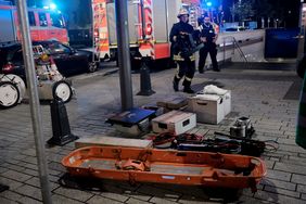 Trage, hydraulischer Wagenheber und schwere Holzklötze - die Feuerwehrmänner legen ihre zur Rettung nötigen Materialien zusammen, um sie dann zum Unfallort zu bringen.