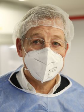 Apotheker Dr. Gregor Müller ist für die Rekonstituierung des Impfstoffes verantwortlich. Foto: David Young