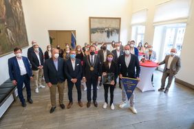 Oberbürgermeister Dr. Stephan Keller hat die DHC-Mannschaft im Jan-Wellem-Saal des Rathauses empfangen. Dabei hat sich das Hockey-Team samt Trainer- und Betreuerstab in das Goldene Buch eingetragen; Foto: Gstettenbauer