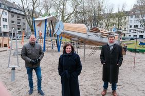 Gründezernentin Helga Stulgies, Thomas Schnalke, Geschäftsführer Flughafen Düsseldorf, und Christian Zeelen, Chefredakteur Antenne Düsseldorf, haben den umgestalteten Kinderspielplatz Hermannplatz wiedereröffnet. Foto: Michael Gstettenbauer
