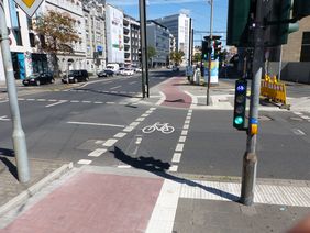 Bild von der neuen Radverkehsampel und dem neuen Radweg an der Kreuzung Karlstraße/Kurfürtenstraße
