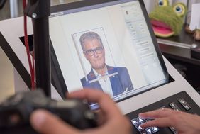 Der Fotograf prüft die biometrische Eignung des Bildes; Foto: Uwe Schaffmeister