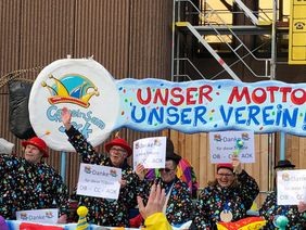 Gäste aus Reihen der Werkstatt für angepasste Arbeit und des inklusiven Karnevalsvereins "Gemeinsam Jeck" bedankten sich bei den Organisatoren mit Grußbotschaften auf Schildern. Foto: Stadt