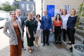 Diana Seidel, Kunstpunkte, (4.v.l.), Kulturamtsleiterin Marianne Schirge (in der Mitte links), Kulturdezernent Hans-Georg Lohe (in der Mitte rechts) und Karin Rauers, Kunstpunkte, (2.v.r.), mit teilnehmenden Künstlern; Foto: Michael Gstettenbauer