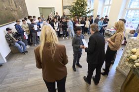 Im Jan-Wellem-Saal des Rathauses erhielten 33 neue Fahrzeugbegleiter ihre Urkunden. Fotos: Langer