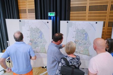 Infoveranstaltung zum Masterplan Nördlich Kalkumer Schlossallee: Die zahlreichen Besucherinnen und Besucher informierten sich am 13. Juni über den Stand der Planungen, Foto: Gstettenbauer.