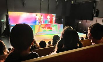 Foto von Kindern des Garather Kinderparlaments im Theater