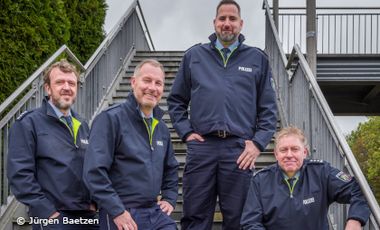 Foto von vier Polizisten auf einer Treppe