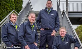 Foto von vier Polizisten auf einer Treppe