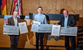 OB Thomas Geisel (l.) und Dr. Gerd Meyer (Stadtsparkasse, r.) mit Mehrfach-Preisträger Roman Bernst; Foto: Schaffmeister