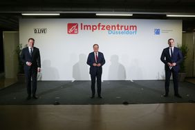 OB Dr. Stephan Keller, NRW-Ministerpräsident Armin Laschet und Bundesgesundheitsminister Jens Spahn im Impfzentrum Düsseldorf am 1. Dezember 2020; Foto: Young